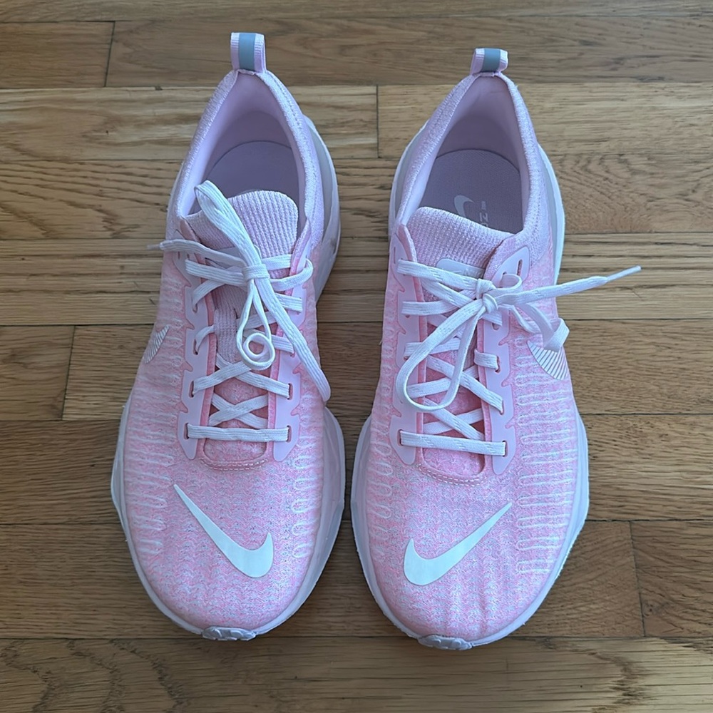 NWOT Pink Nike shoes